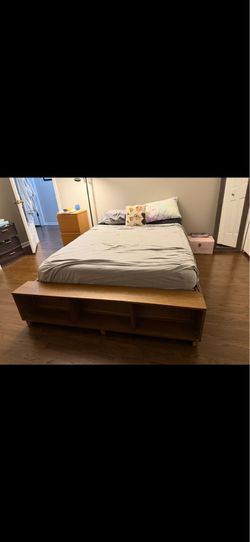 Full-Size Platform Bed with Storage Drawers – Like Ne