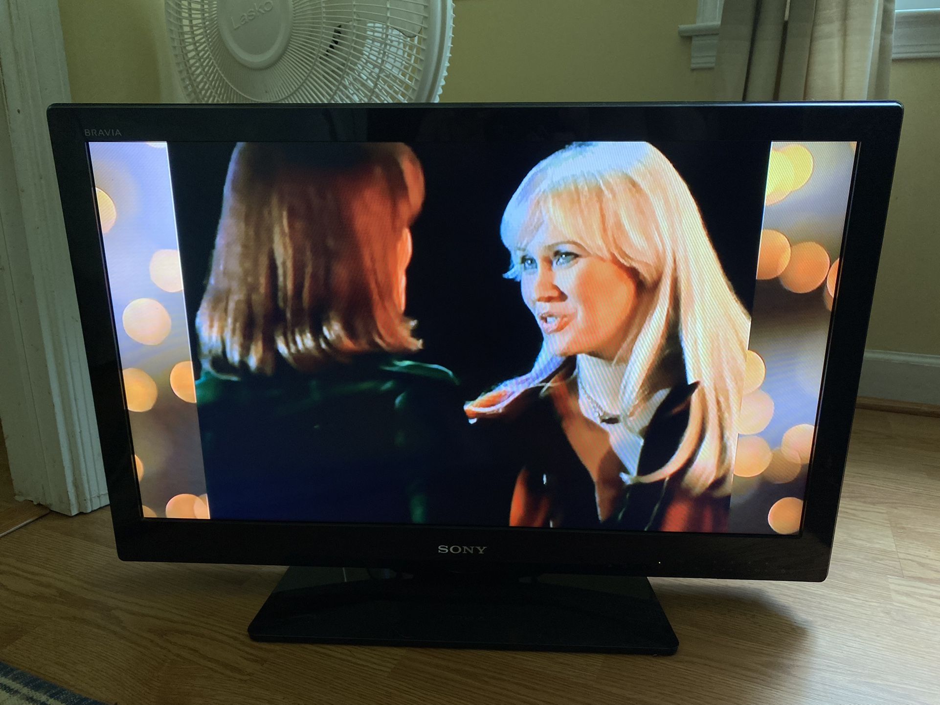 Sony 32” TV + Wall Mount