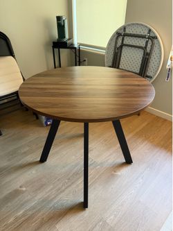 34.6 Inch Round Dining Table for 4 (Walnut)