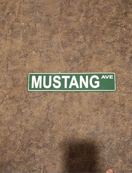 Mustang Sign Green 20in