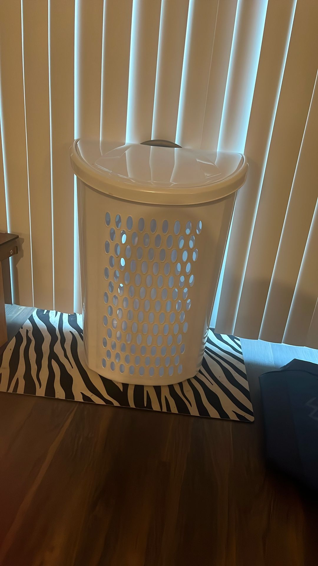 Rolling Hamper With Extended Handle