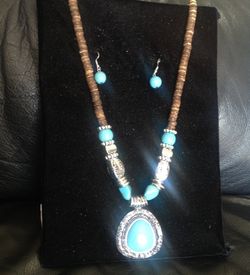 BEAUTIFUL Turquoise Necklace & Earrings