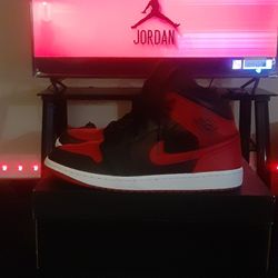 Air Jordan 1 Bred Mid