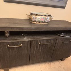 Table Chairs And Console