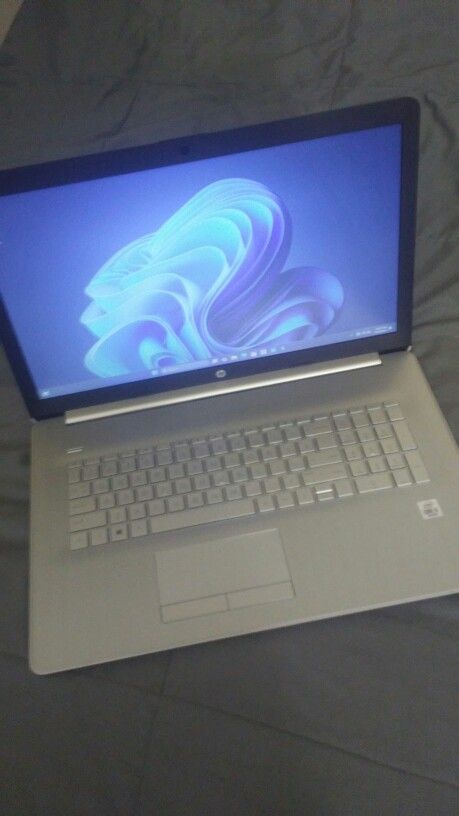 Hp Laptop i5  Windows 11 1tb Hd 8gb Ram. 17" Charger Included 