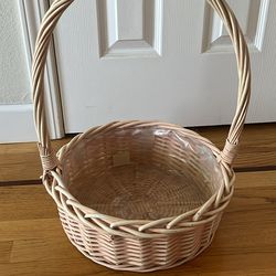 Large weaved basket with handle