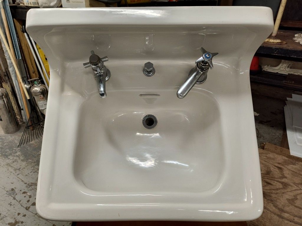 WALL MOUNT PEDESTAL SINK