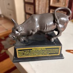 Stock Broker iconic Wall Street New York Bull statue Charging Bull, a bronze sculpture originally created by artist Arturo Di Modica 1998