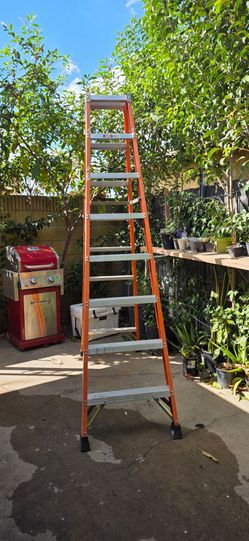 8ft used Fiberglass Step Ladder Orange