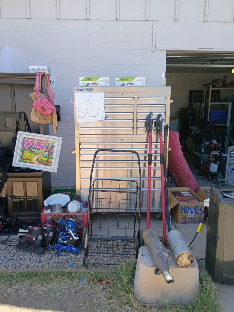 2 Tool Boxes Stacked On Each other Yes It Has Wheels