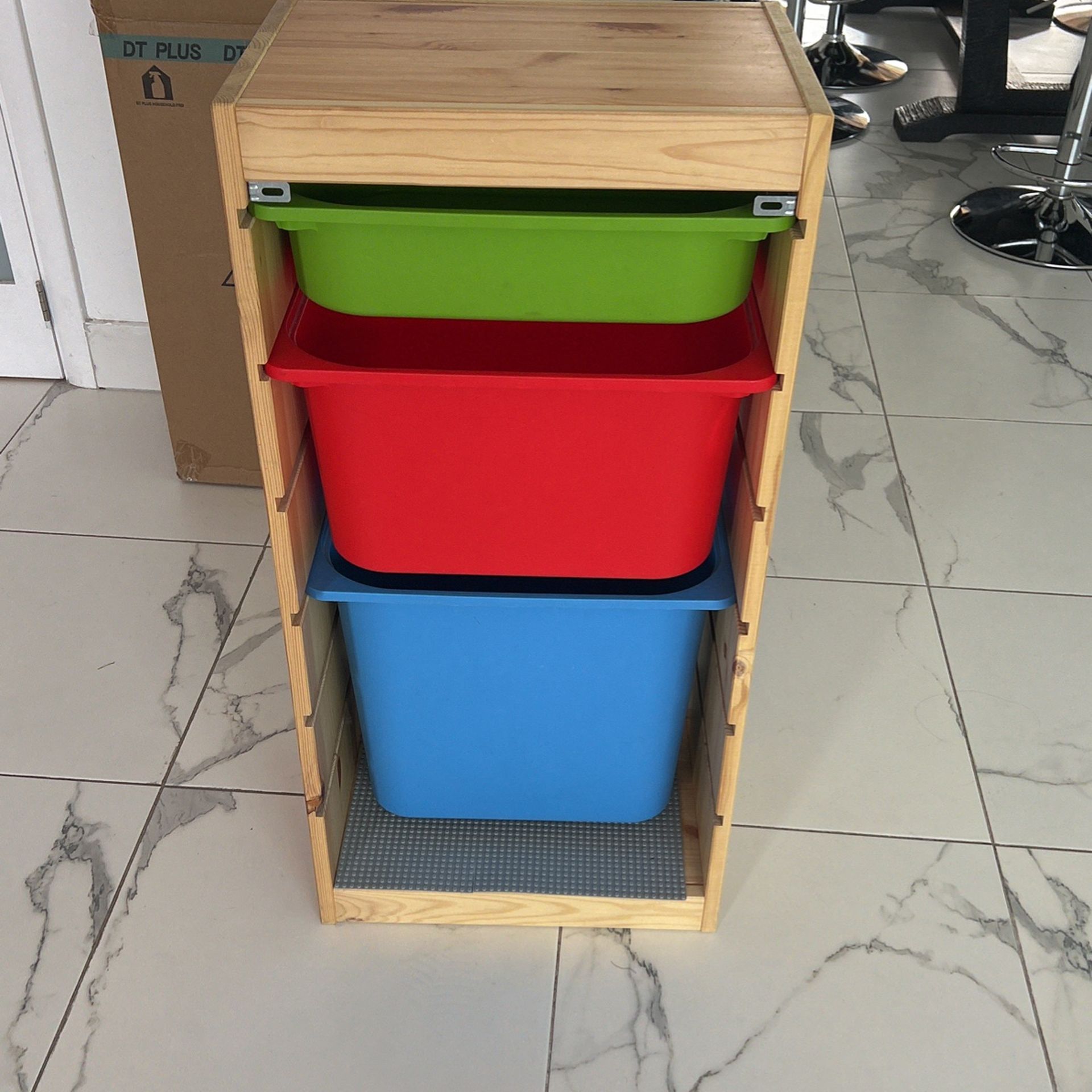 Storage Unit With Containers