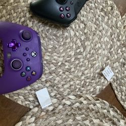 2 Xbox One Controllers