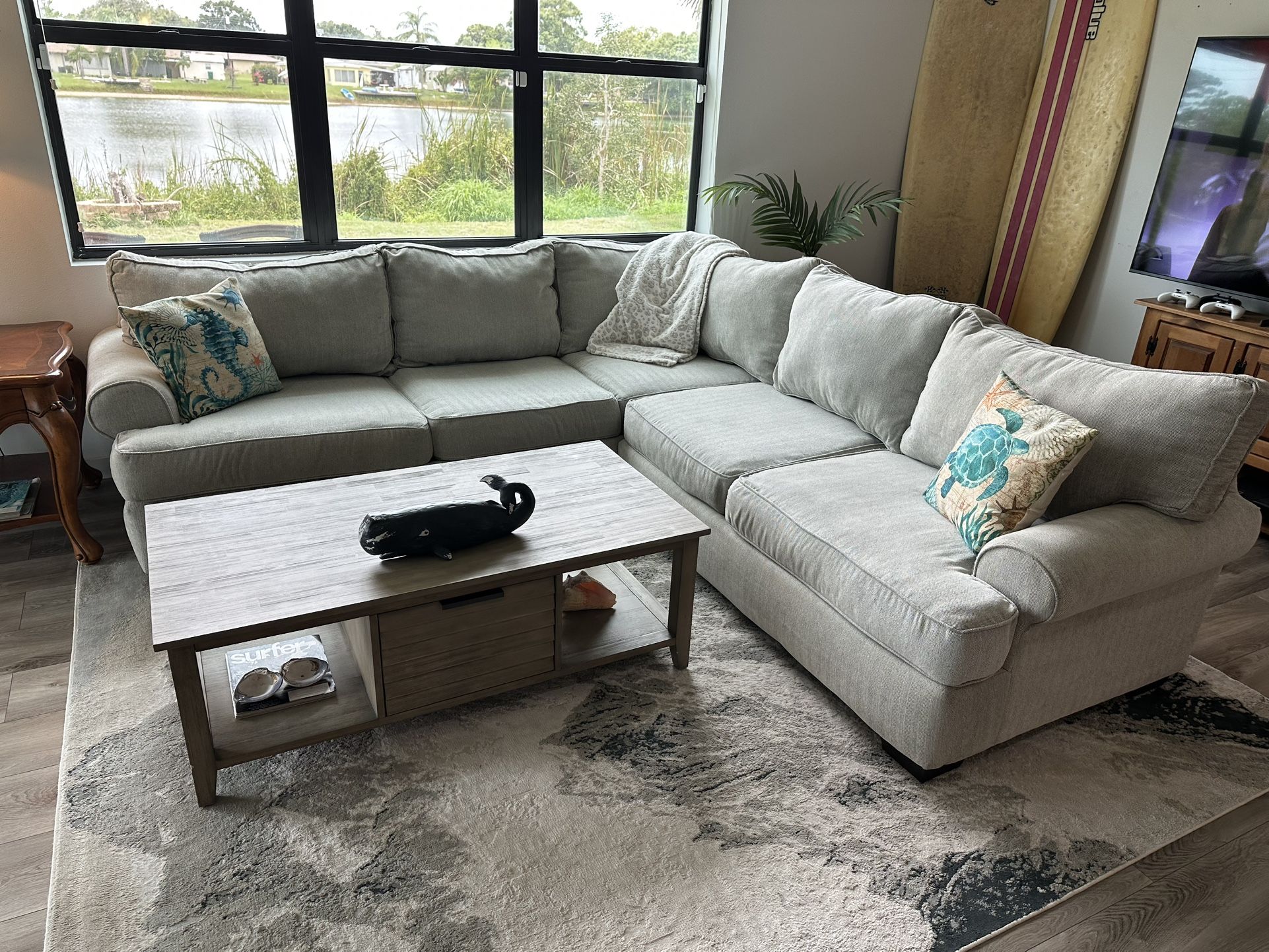 Light Gray Sectional Couch – Great Condition