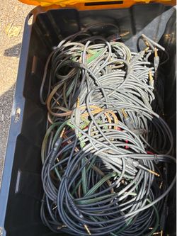 Lot of assorted guitar and musician cables