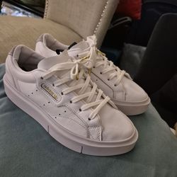 ADIDAS SLEEK SNEAKER - SIZE 7