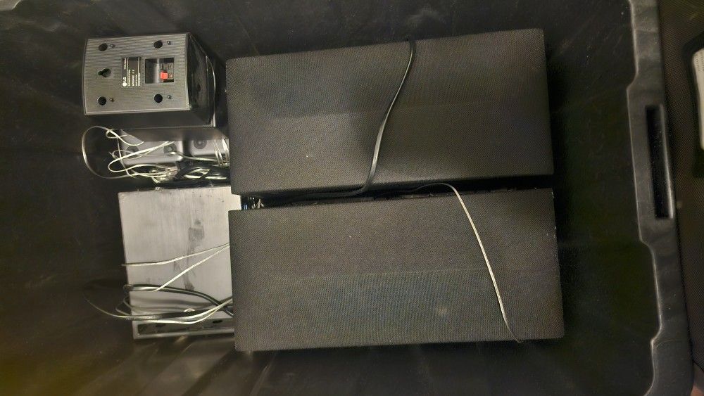 4 speaker
2 Subwoofers
2 wifi wirlesless speaker kits