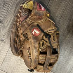Louisville Slugger Baseball Glove 