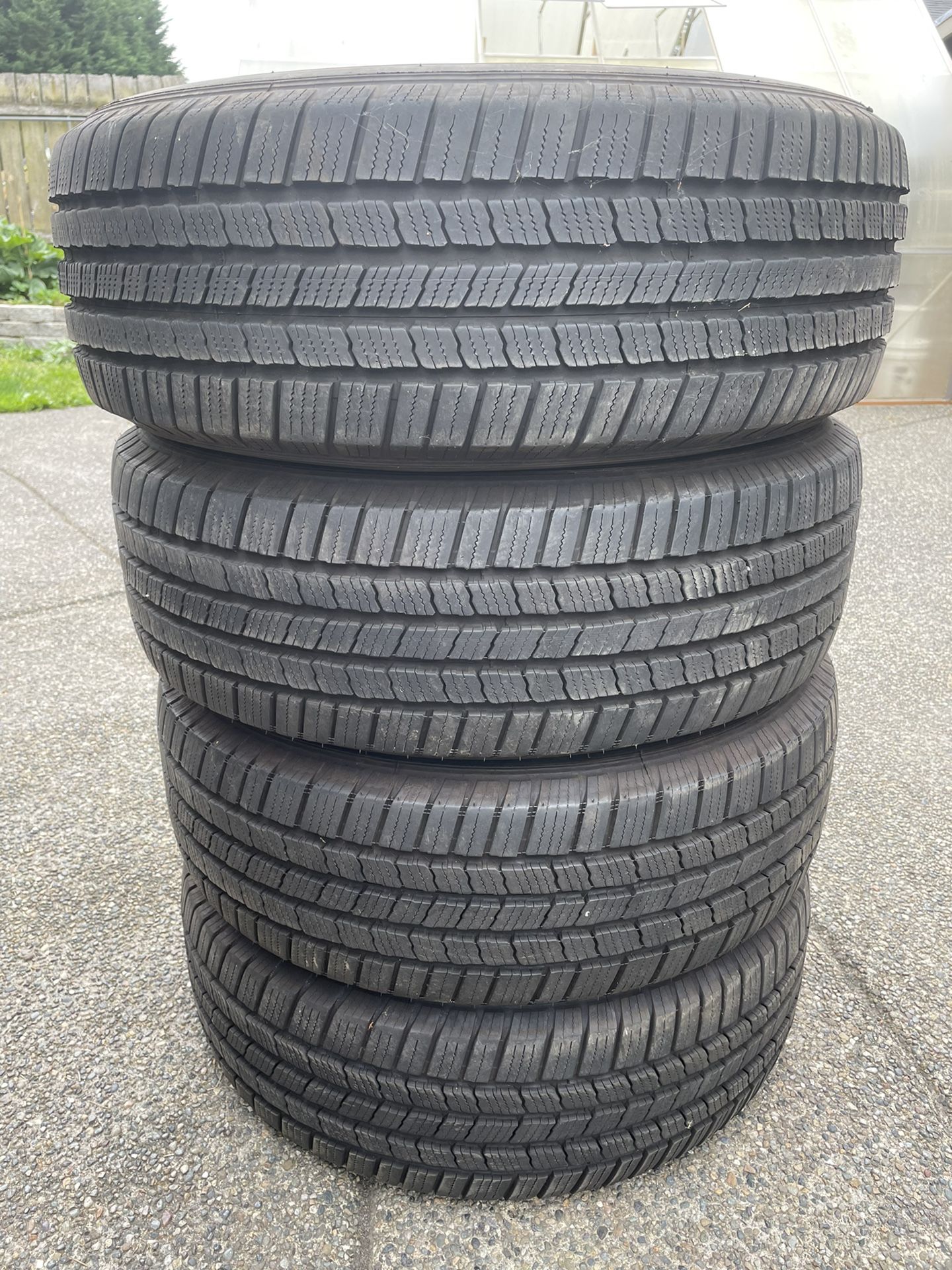 245 65 R17 Michelin Defender LTX Set Of 4 for Sale in Renton, WA - OfferUp
