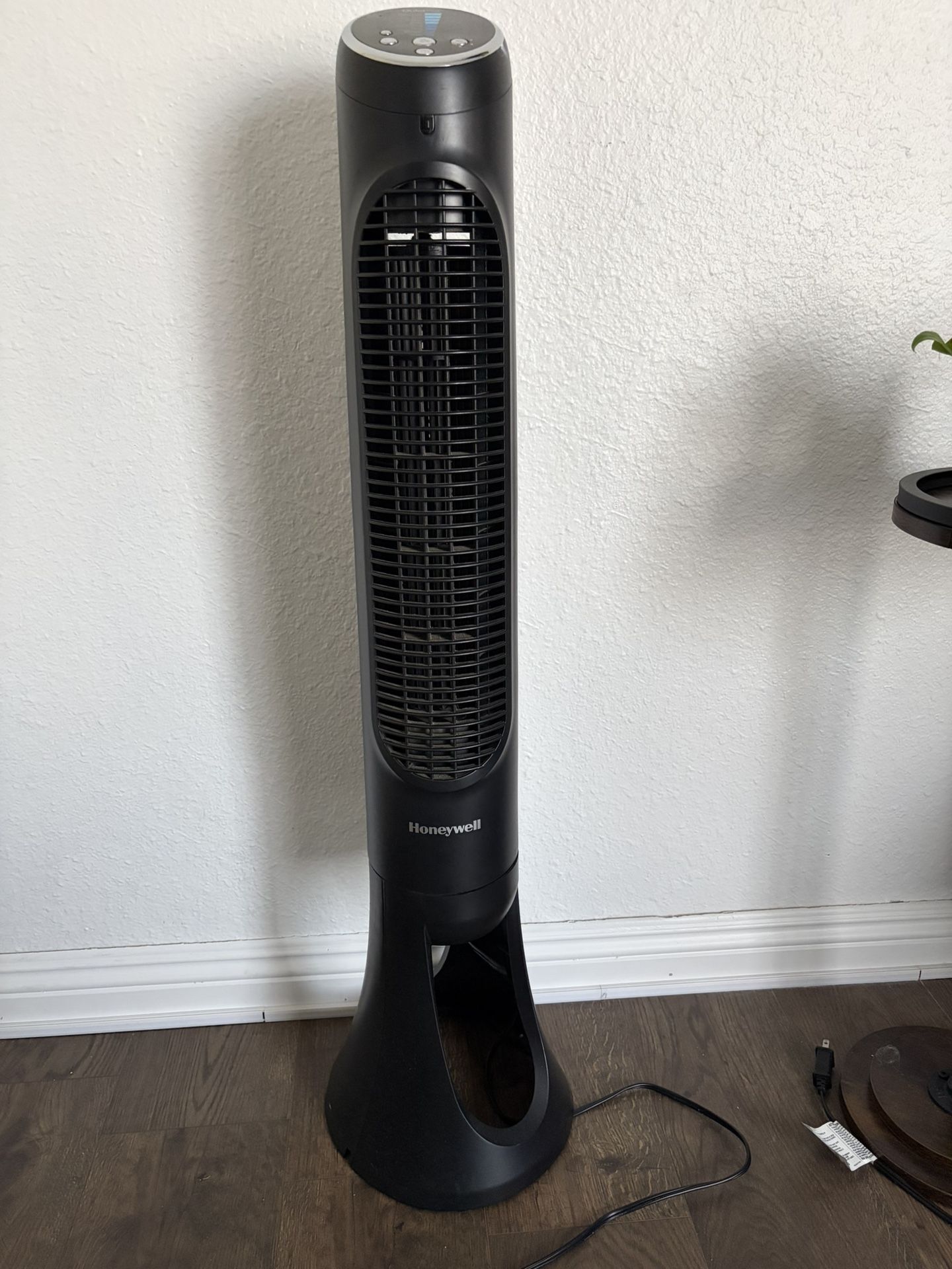 Honeywell QuiteSet 8-Speed Oscillating Tower Fan