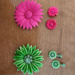 Vintage Daisy Flpwer Brooches And Clip On Earrings