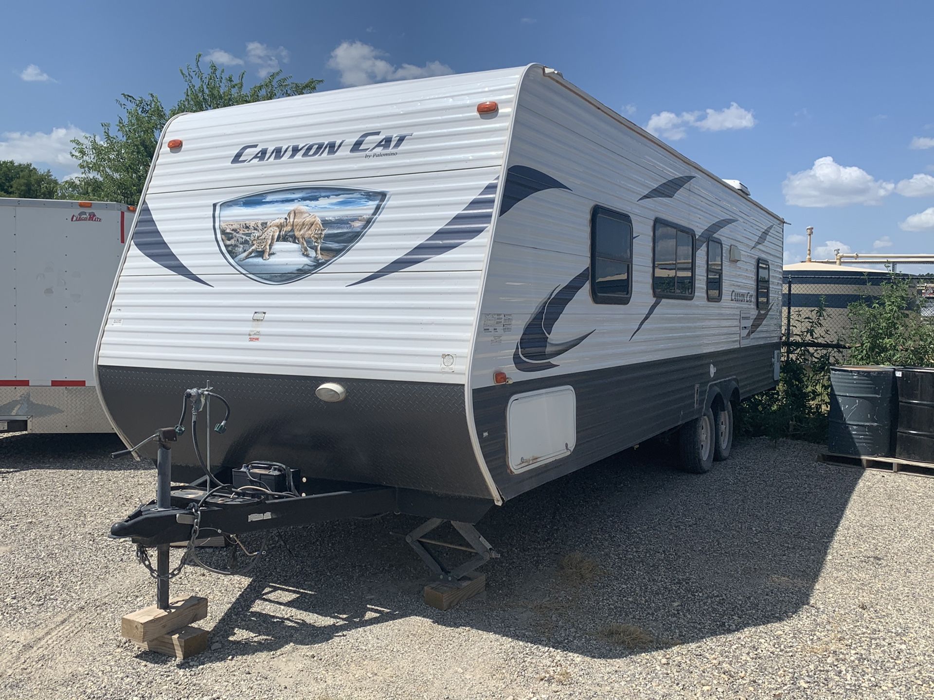 2014 28’ Travel Trailer double queen beds