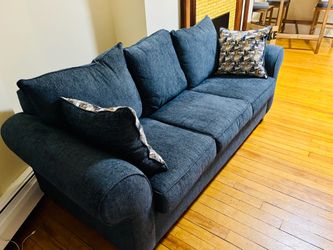 Comfortable and modern Couch - almost new