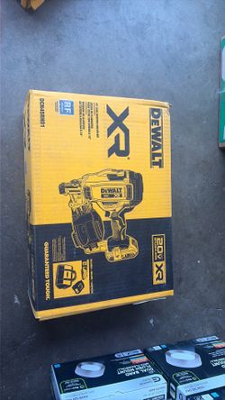 DeWALT XR 15 coil roofing nailer kit
