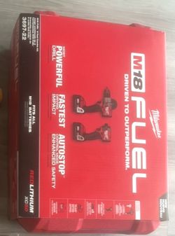 Milwaukee drill and impact set