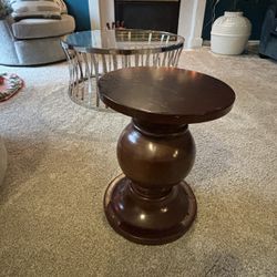 Round pedestal accent table
