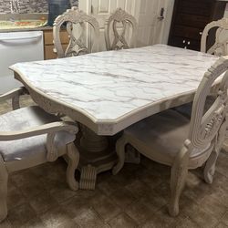 Dining table and 6 Chairs