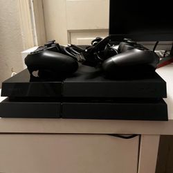 Ps4 with 2 Controllers