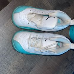 Jorden Size 7c Missing String