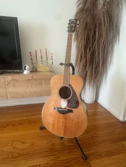 YAMAHA Acoustic Guitar + Road Runner Hard Case and Standa