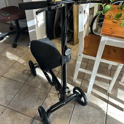 Knee Walker / Knee Scooter - Steerable & Foldable Knee Walker / Knee Scooter 