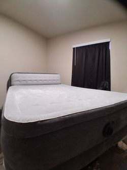 INTEX DELUXE QUEEN SIZE MATTRESS