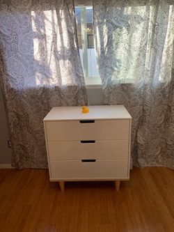 Free!! White Da Vinci Marley 3-drawer dresser