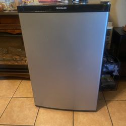 Frigidaire 4.5 Cu . Ft Mini Fridge With Top Freezer Silver 