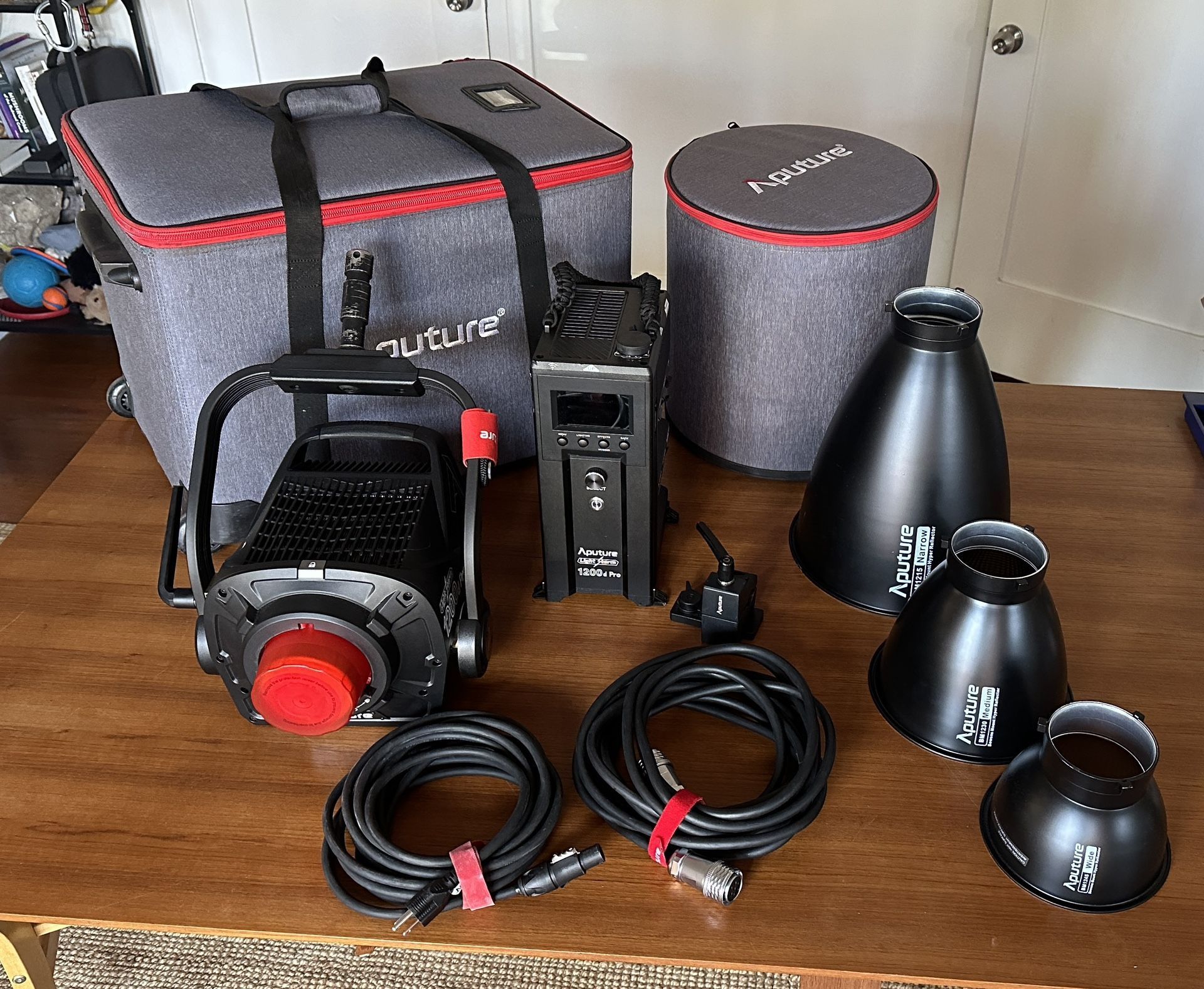 Aputure 1200d PRO Light Kit With Reflectors