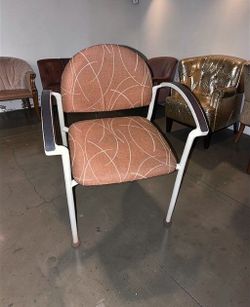 Izzy+/Fixtures  Guest Chair