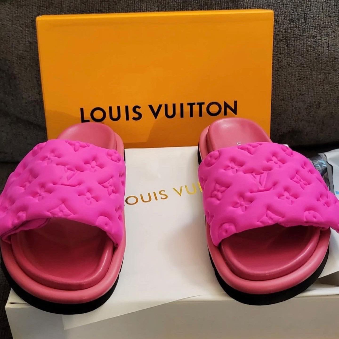 $1090 Brand New 100% Authentic Louis Vuitton Women Pool Pillow Slides Size  37