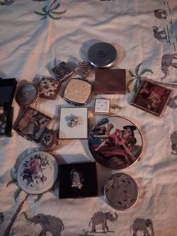 17 pieces of vintage compact and pill boxes 1 rosary