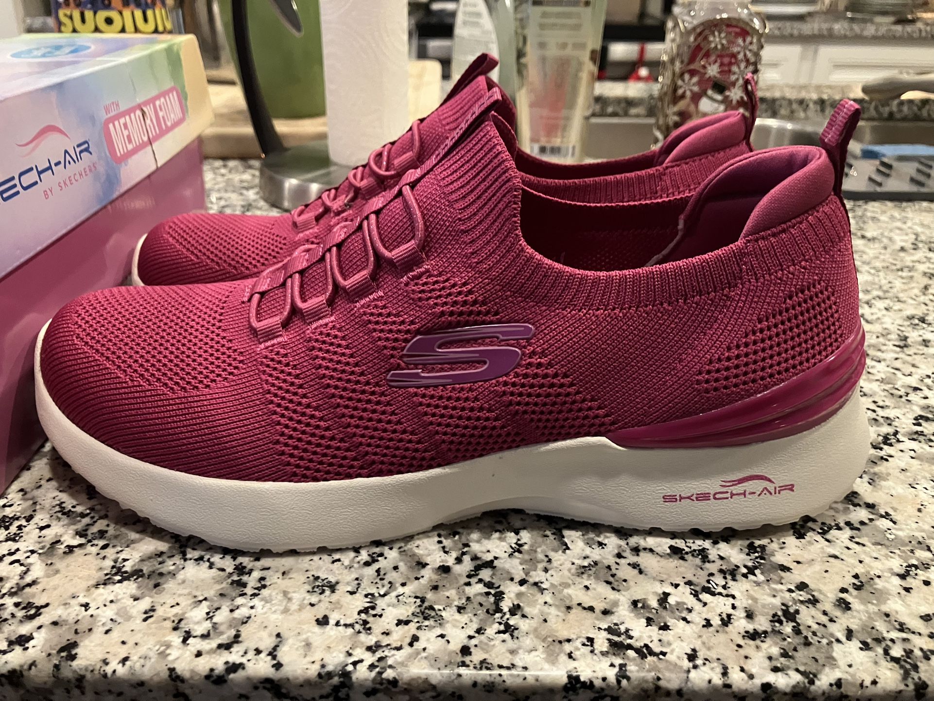 Brand New Skechers Memory Foam 9.5 Pink