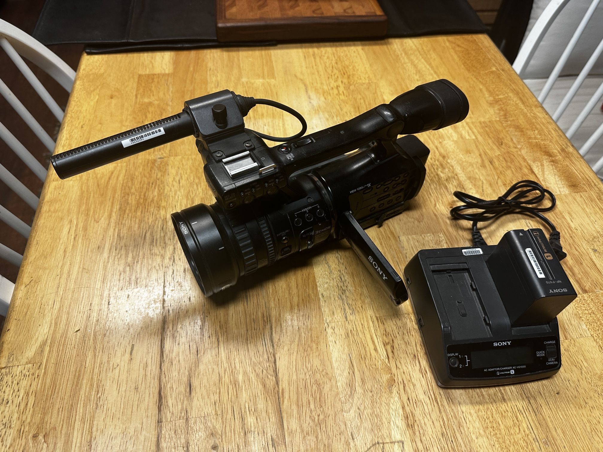 Sony HVR-V1U HDV 1080i Camera & Charger