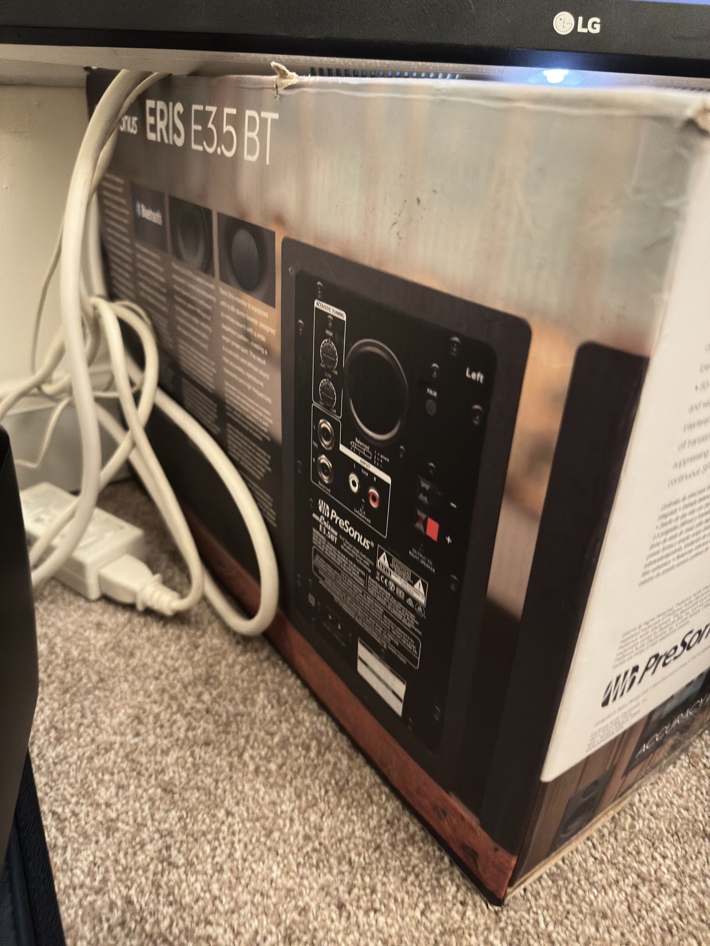 Studio sound monitor (speakers)