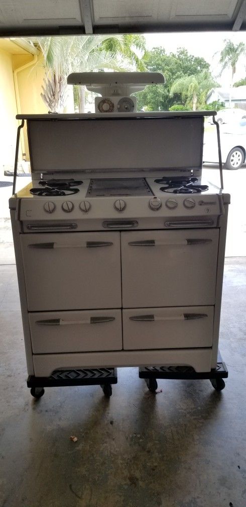 O'Keefe & Merritt Vintage Gass Stove 1950ish