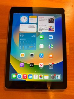 Apple iPad 5th Generation 9.7" – 32GB Wi-Fi – Silver – Working