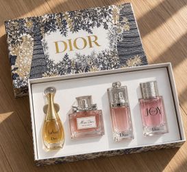 🔥【Best gift】DIOR Authentic Luxury perfume gift set, 4 bottles, Brand New With Box And Bag