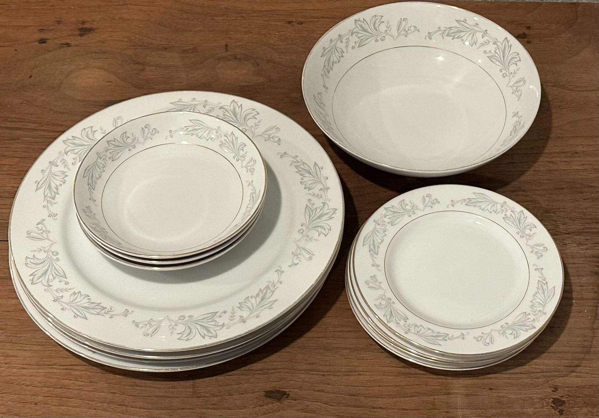 Mikado Fine China Kyoto Japan Avis 8173, 4 place settings + Serving bowl - 12 pc. set