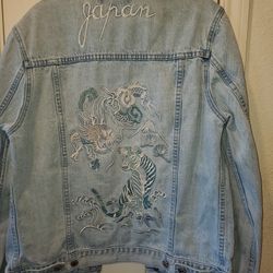 Pacsun [szS] Embroidered Light Wash Jean JACKET 
JAPAN ACROSS BACK OF SHOULDER 
🐅 TIGER AND DRAGON 🐉 EMBROIDERED ON BACK 
