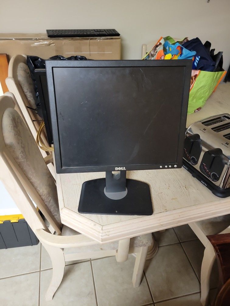 17" Dell Computer Screen And Adjustable Stand